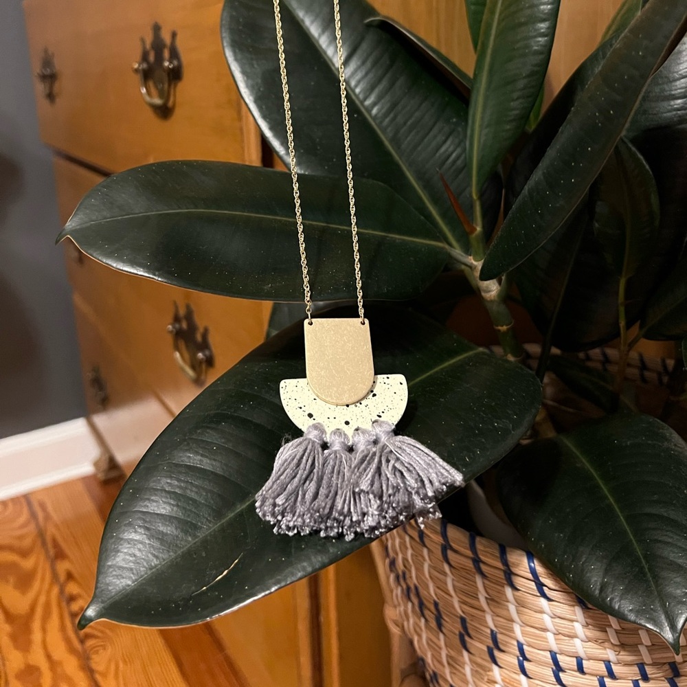 Universal Threads pendant necklace